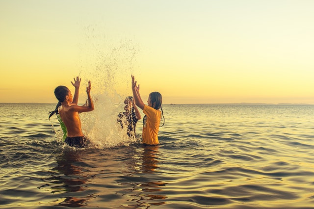 10 tips to keep your children safe at the beach