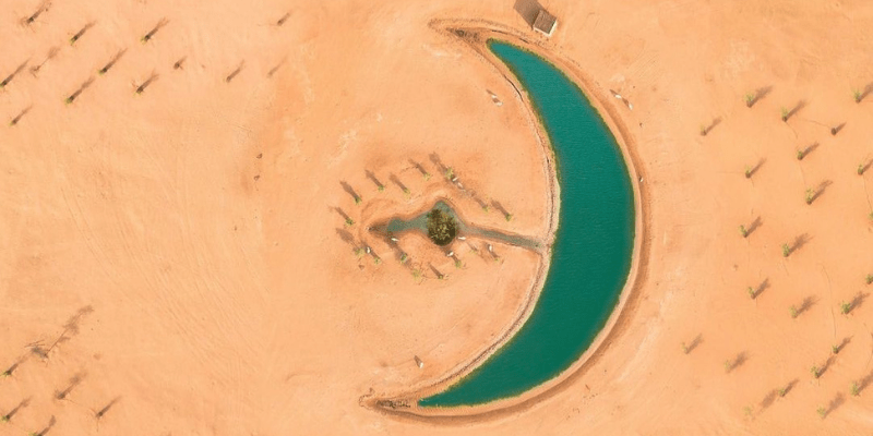 аэрофотосъемка скрытого оазиса под названием озеро полумесяца