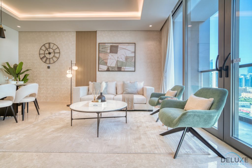 غرفة نوم مشعة مع غرفة مساعد في The Sterling West House