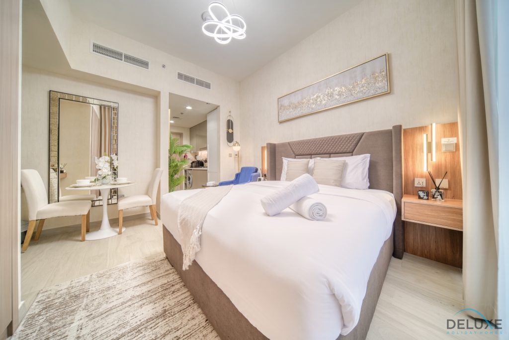 Комфортабельные однокомнатные апартаменты в Azizi Riviera 30