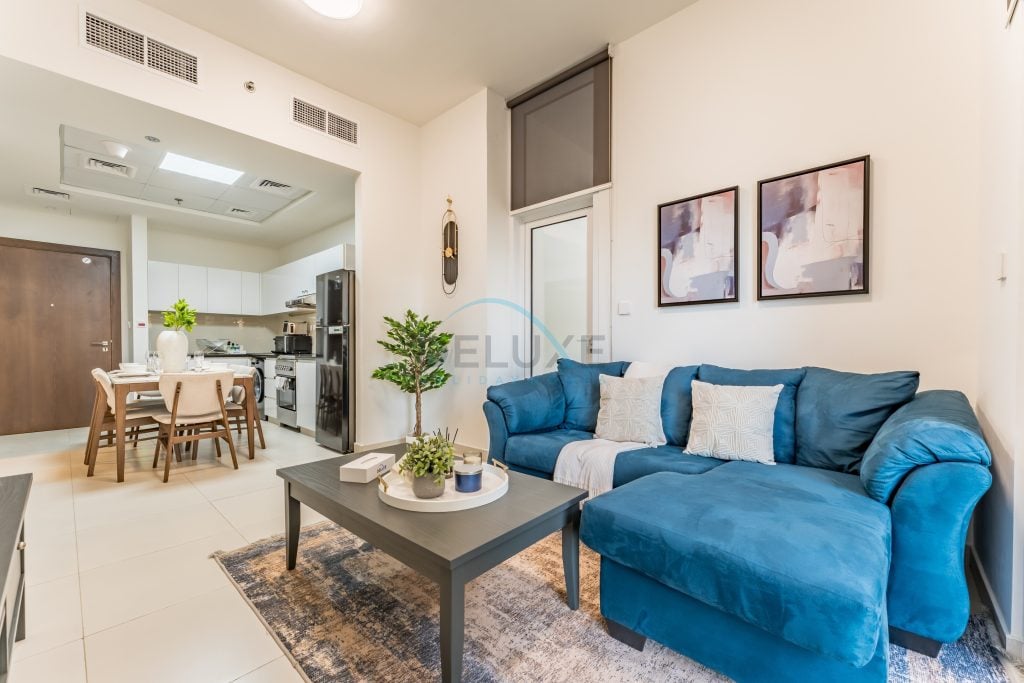 Pool View 1BR with Spacious Balcony, Short Drive to Downtown, Binghatti Gateway