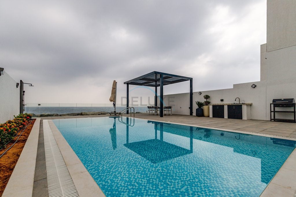 Stunning Sea Views from the Private Pool, Mins Away from Pristine Beaches and Key Fujairah Attractions, Sharm Al Dana Villa