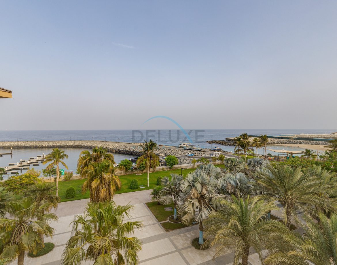 2-Bedroom Sea-View Apartment — Mina Al Fajer — photo 5