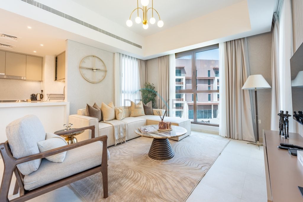 Chic 2BR Retreat with Assistant Room, Short Minutes Drive to Mall of the Emirates and the Beach, Madinat Jumeirah Living Al Jazi 1