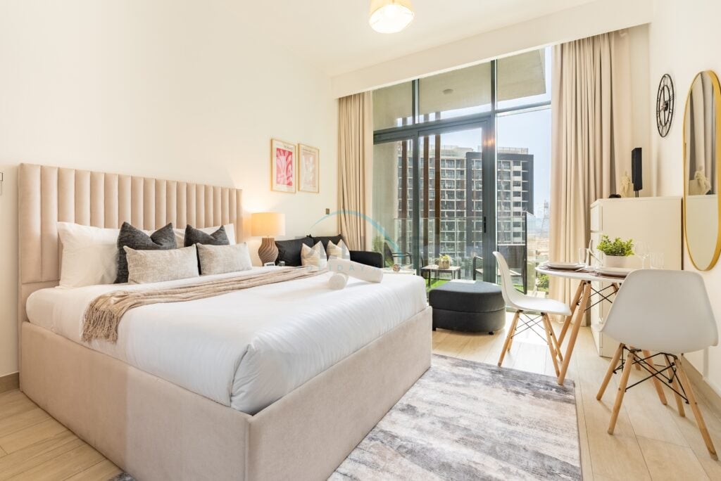 Homely Studio with Furnished Balcony Facing the Community, 15-Minute Drive to Dubai Mall, Azizi Riviera 4