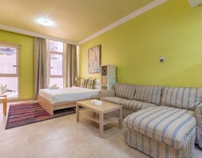 Canalfront Studio Steps from the Waterfront Promenade, Walk to Dubai International Cricket Stadium, Venetian Building