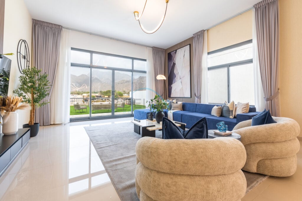 Modern 4BR with Assistant Room Retreat Villa, Facing Sea and Mountain Views, BBQ and Spacious Backyard, Al Dana Island