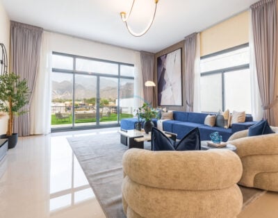 Modern 4BR with Assistant Room Retreat Villa, Facing Sea and Mountain Views, BBQ and Spacious Backyard, Al Dana Island