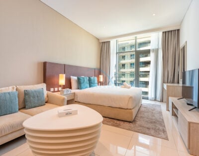Neat Studio with Balcony Overlooking Nakheel Mall, Near the Monorail and a Short Ride to Atlantis, Seven Hotel and Apartments The Palm A