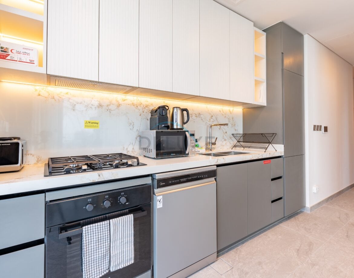 Sky-Level 1BR with Spacious Balcony Overlooking the Canal, Minutes from Downtown, Peninsula Four — photo 10