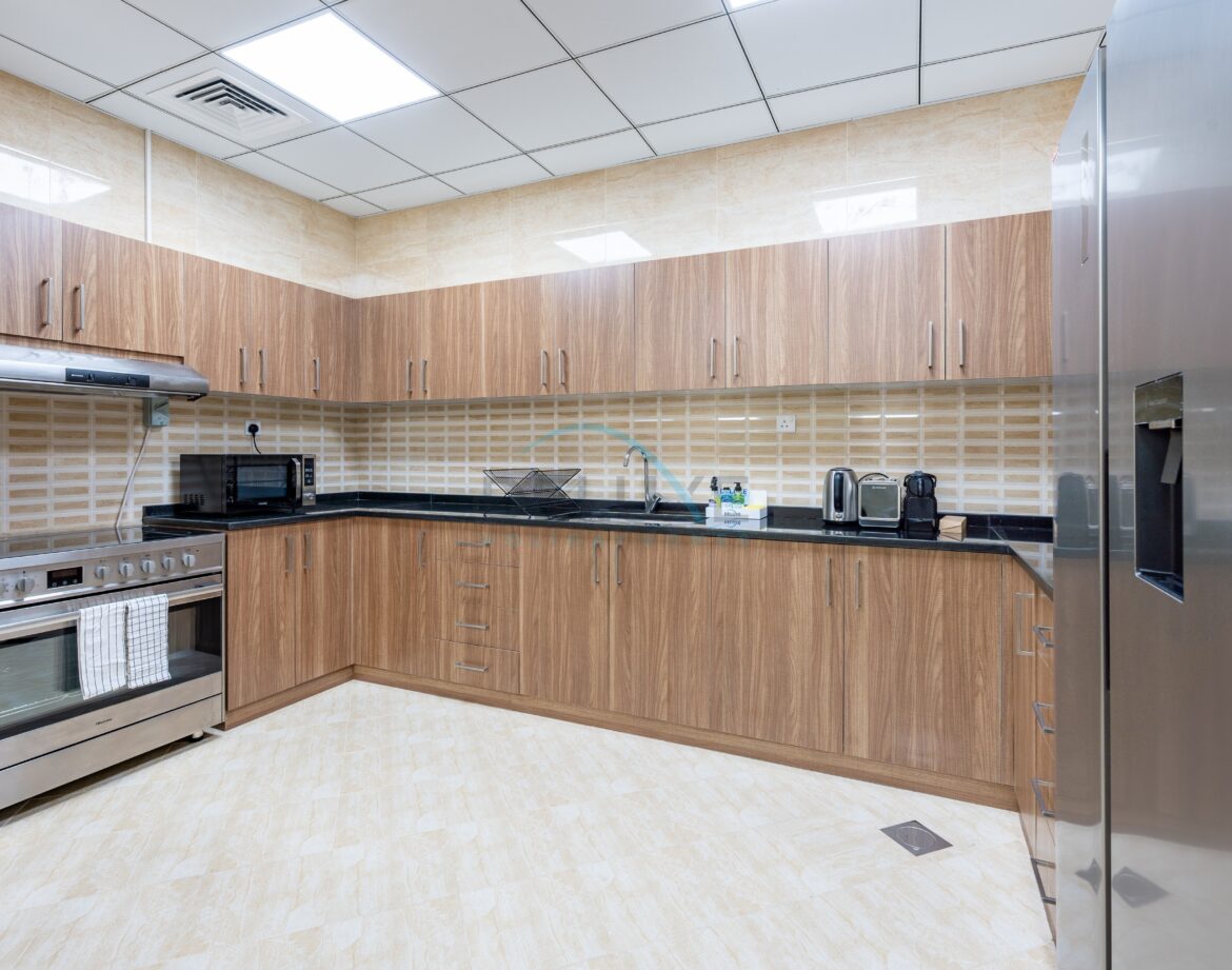 Contemporary 4BR Villa with Assistant & Driver Rooms, Gulf Views, BBQ and Outdoor Lounge, Al Dana Island — photo 11