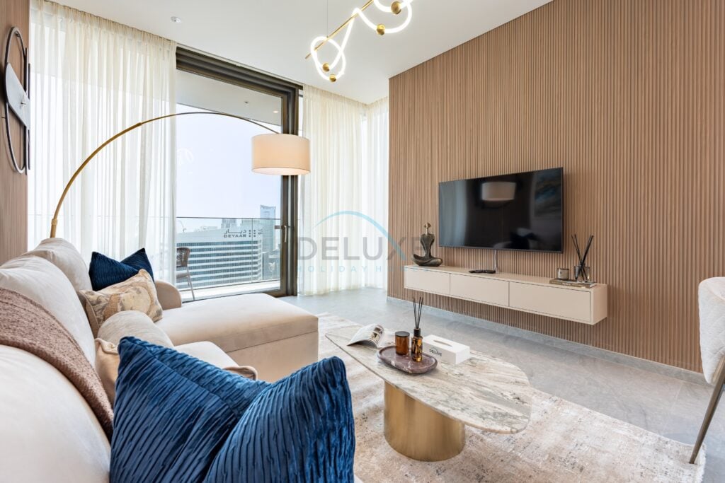 Sky-Level 1BR with Spacious Balcony Overlooking the Canal, Minutes from Downtown, Peninsula Four