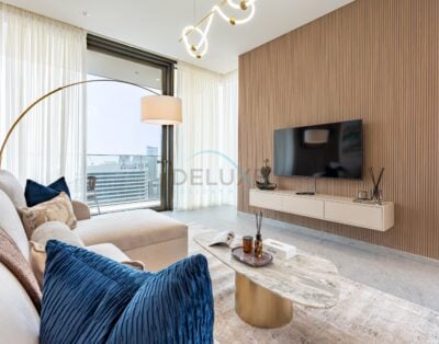 Sky-Level 1BR with Spacious Balcony Overlooking the Canal, Minutes from Downtown, Peninsula Four