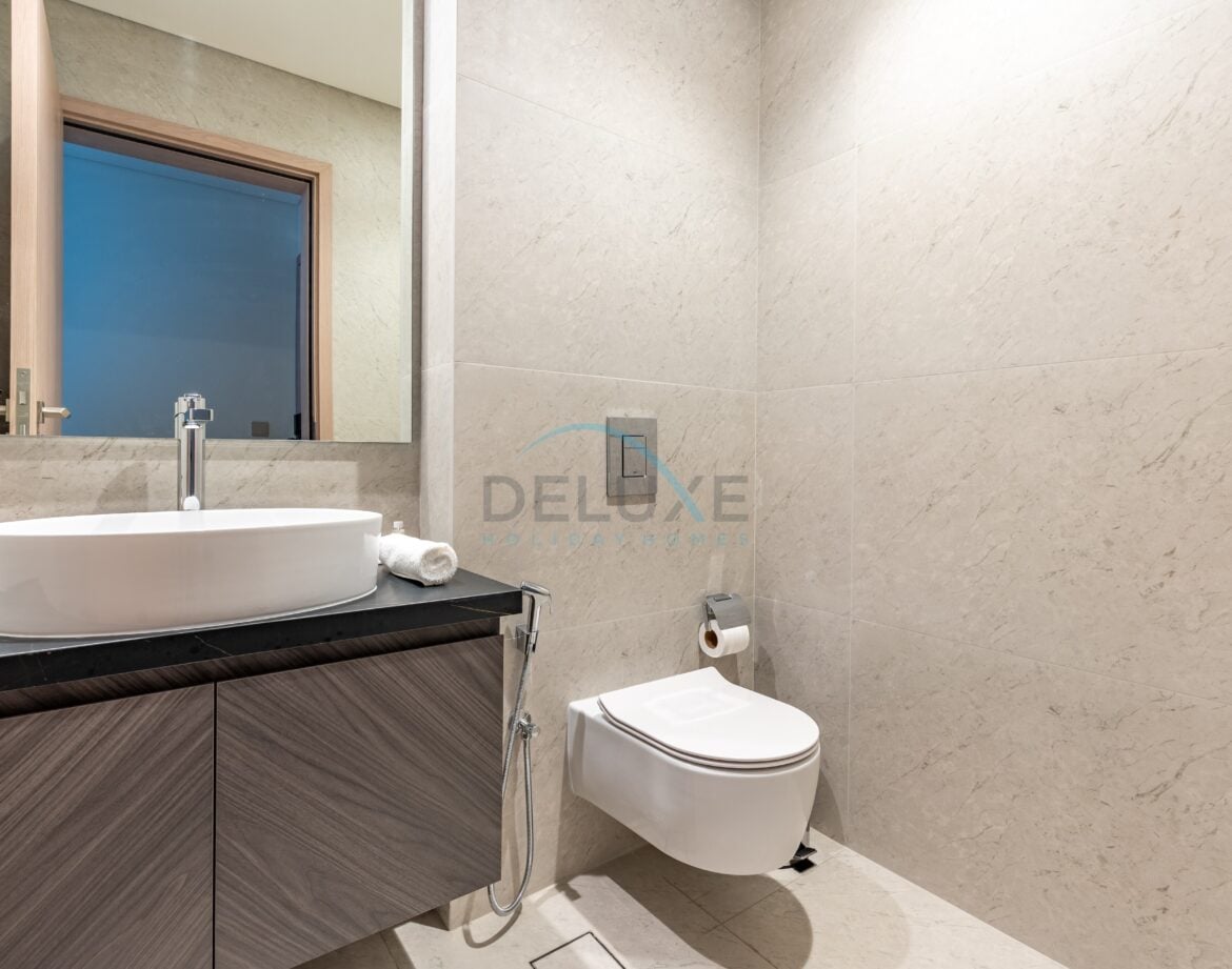 Sky-Level 1BR with Spacious Balcony Overlooking the Canal, Minutes from Downtown, Peninsula Four — photo 18