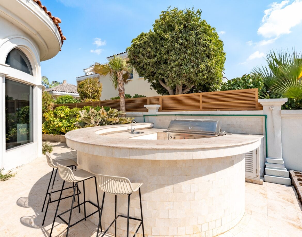 Beachfront 6BR Villa with Two Assistant Rooms, Thatched Poolside Cabana, Private Pool, BBQ Area & Private Beach Access in Frond P — photo 17
