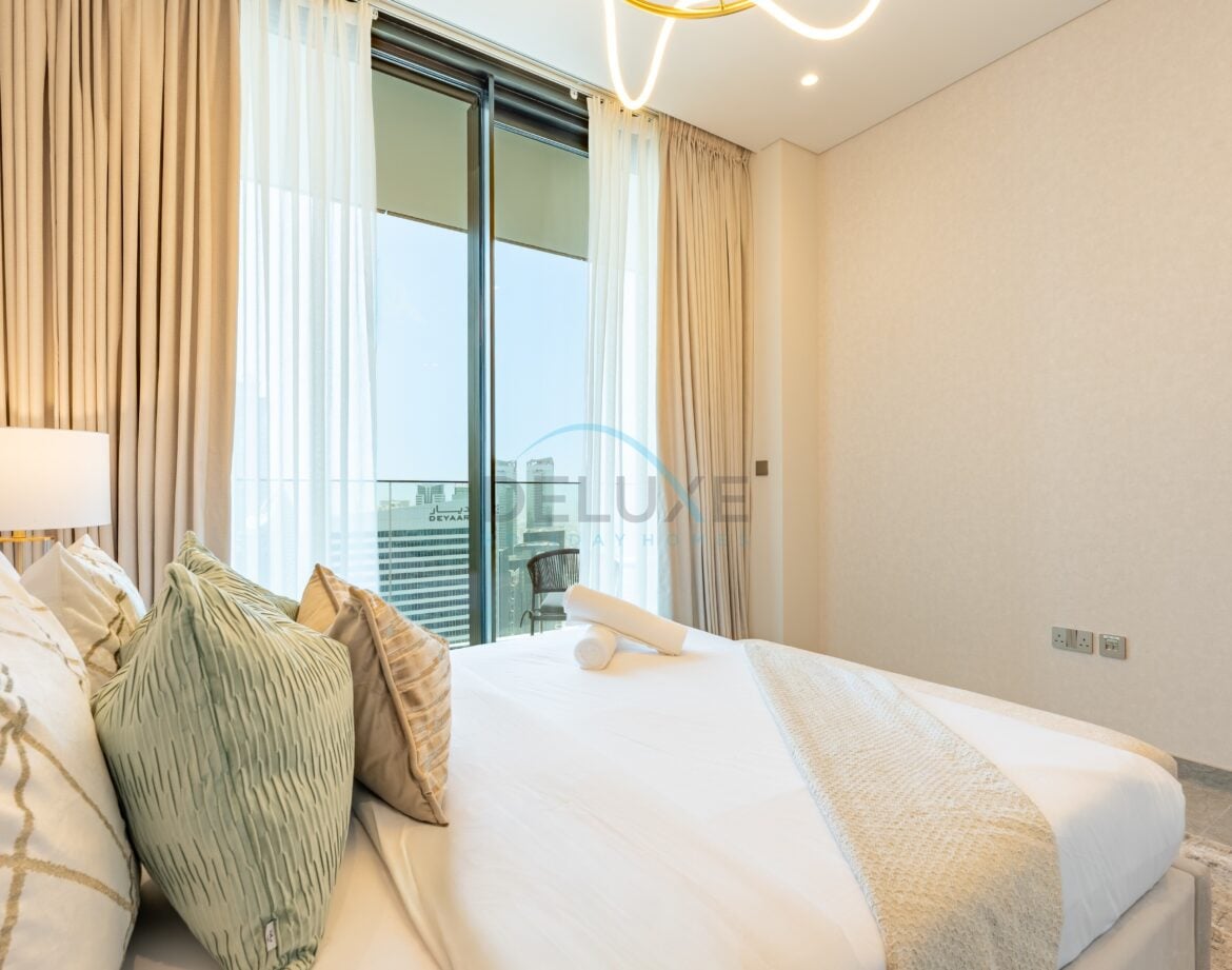 Sky-Level 1BR with Spacious Balcony Overlooking the Canal, Minutes from Downtown, Peninsula Four — photo 20