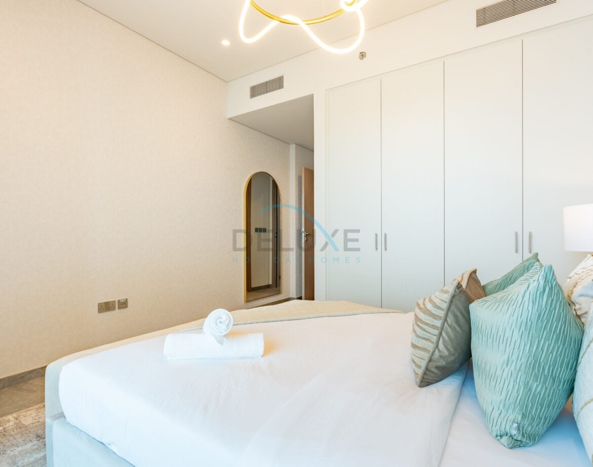 Sky-Level 1BR with Spacious Balcony Overlooking the Canal, Minutes from Downtown, Peninsula Four — photo 23