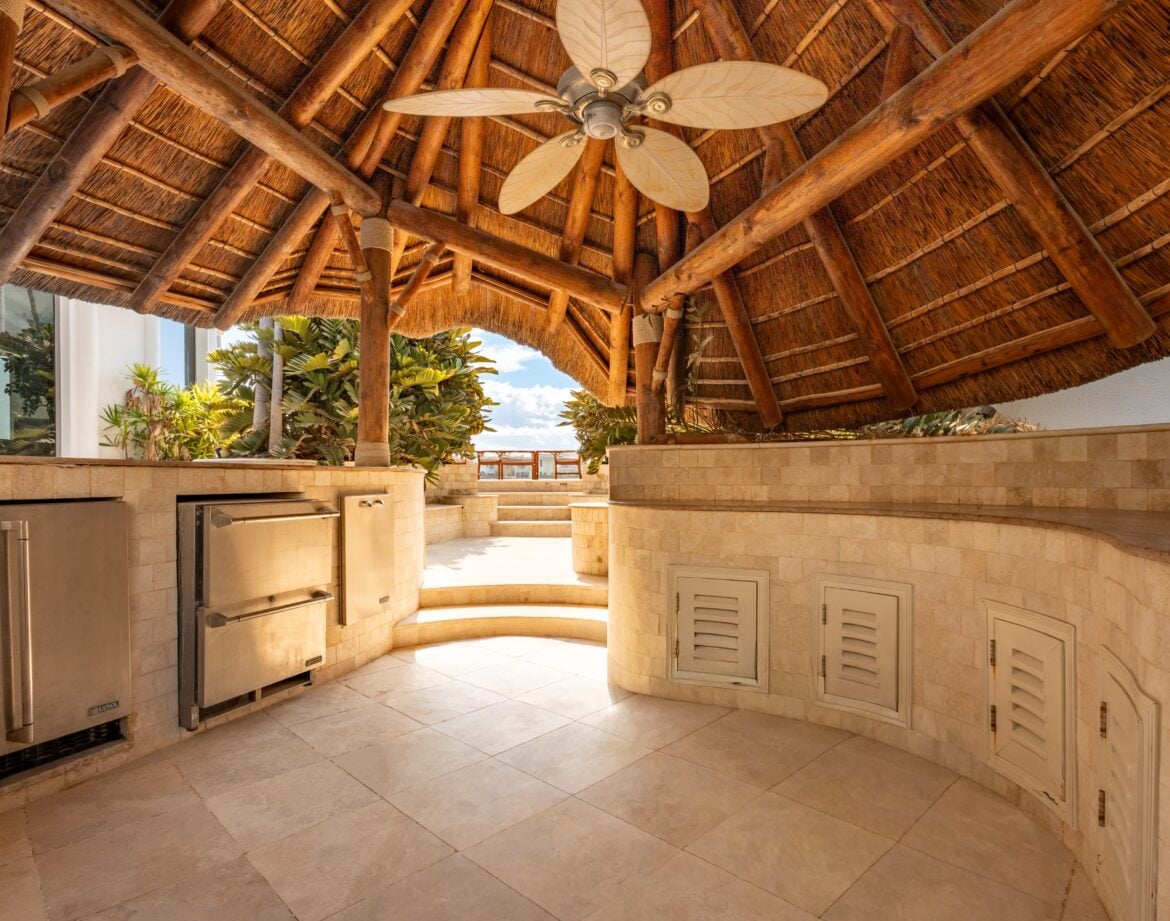 Beachfront 6BR Villa with Two Assistant Rooms, Thatched Poolside Cabana, Private Pool, BBQ Area & Private Beach Access in Frond P — photo 21