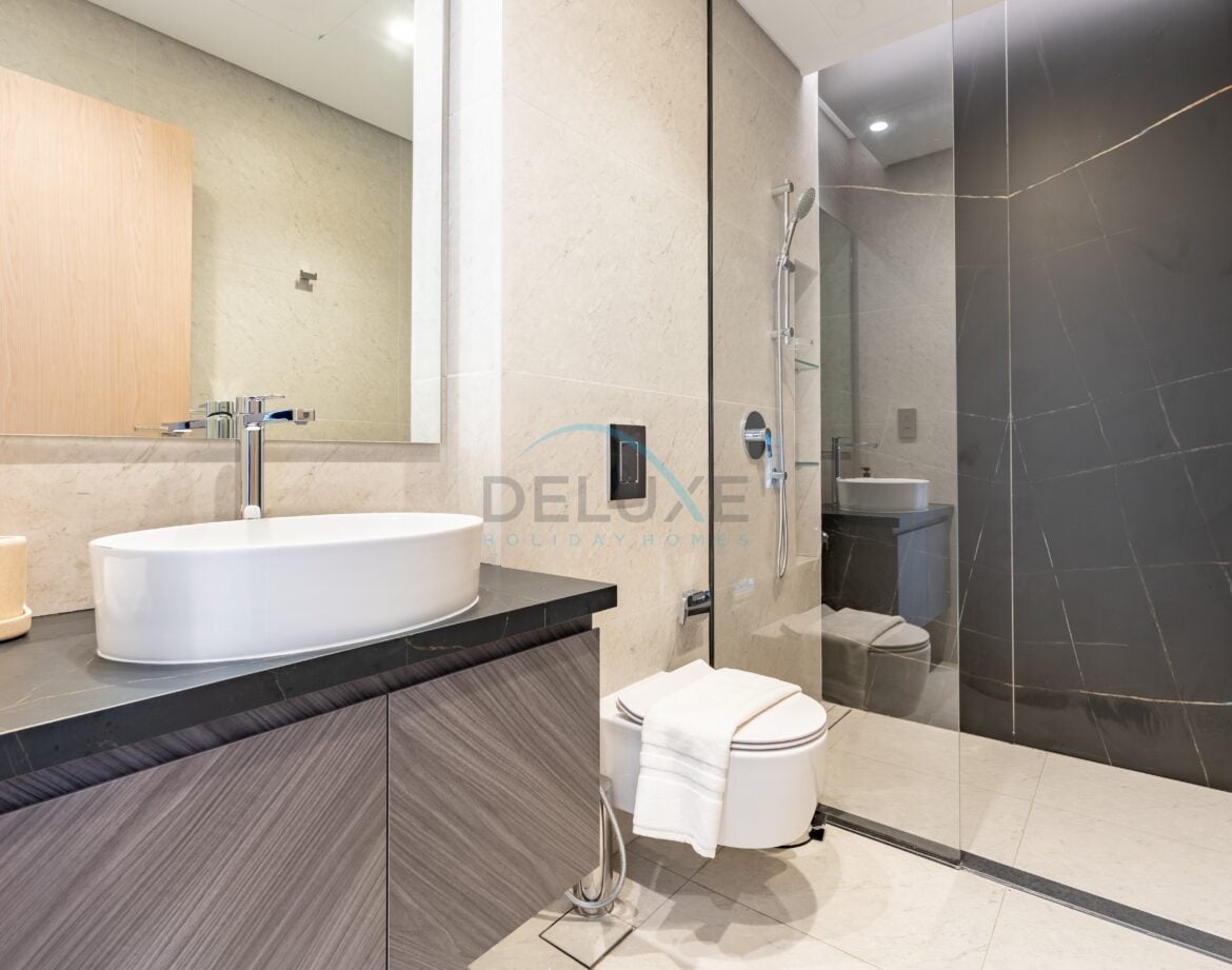 Sky-Level 1BR with Spacious Balcony Overlooking the Canal, Minutes from Downtown, Peninsula Four — photo 24