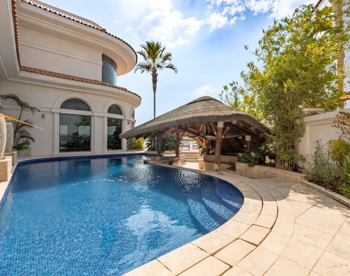 Beachfront 6BR Villa with Two Assistant Rooms, Thatched Poolside Cabana, Private Pool, BBQ Area & Private Beach Access in Frond P — photo 23