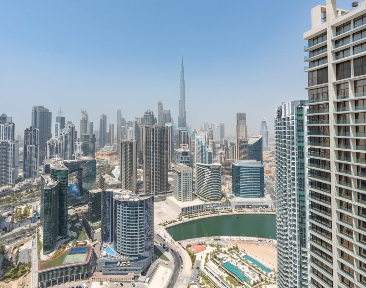 Sky-Level 1BR with Spacious Balcony Overlooking the Canal, Minutes from Downtown, Peninsula Four — photo 5