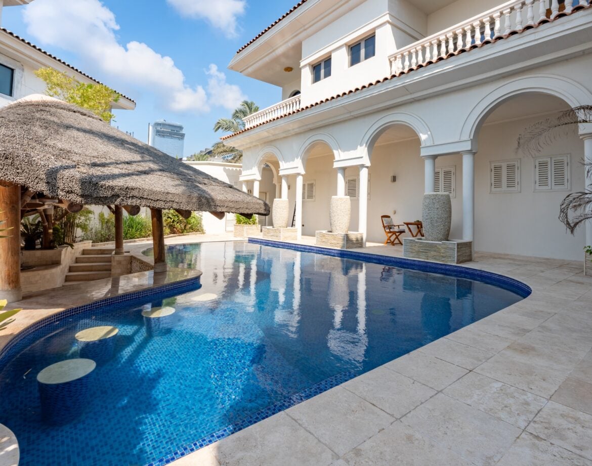 Beachfront 6BR Villa with Two Assistant Rooms, Thatched Poolside Cabana, Private Pool, BBQ Area & Private Beach Access in Frond P — photo 3