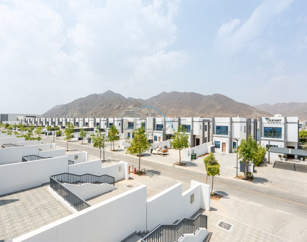 Facing Sea and Mountain 4BR Plus Assistant and Driver’s Room with Own Backyard, BBQ and Spacious Layout, Al Dana Island — photo 28