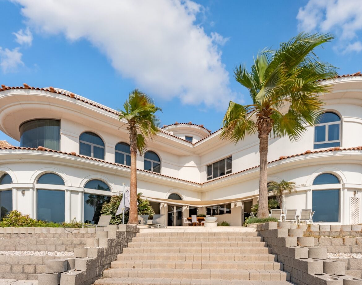 Beachfront 6BR Villa with Two Assistant Rooms, Thatched Poolside Cabana, Private Pool, BBQ Area & Private Beach Access in Frond P — photo 24
