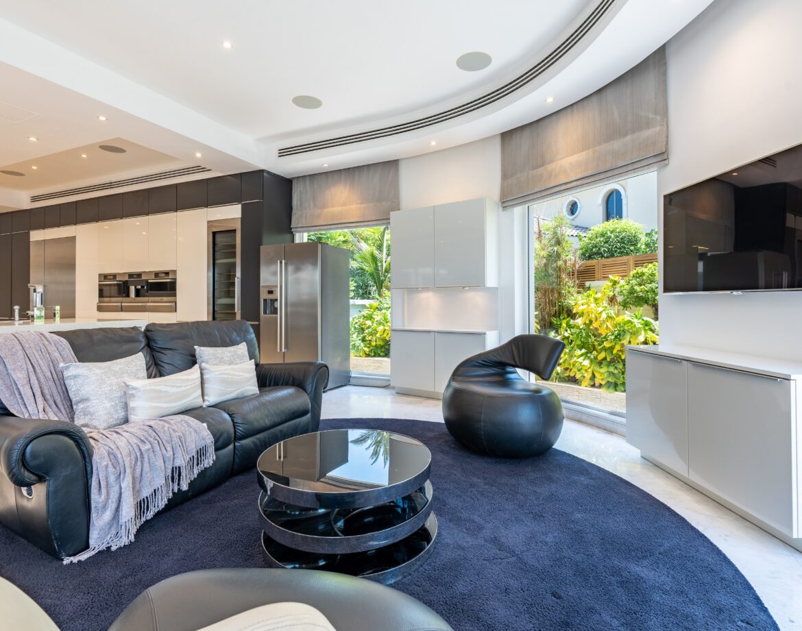 Beachfront 6BR Villa with Two Assistant Rooms, Thatched Poolside Cabana, Private Pool, BBQ Area & Private Beach Access in Frond P — photo 25