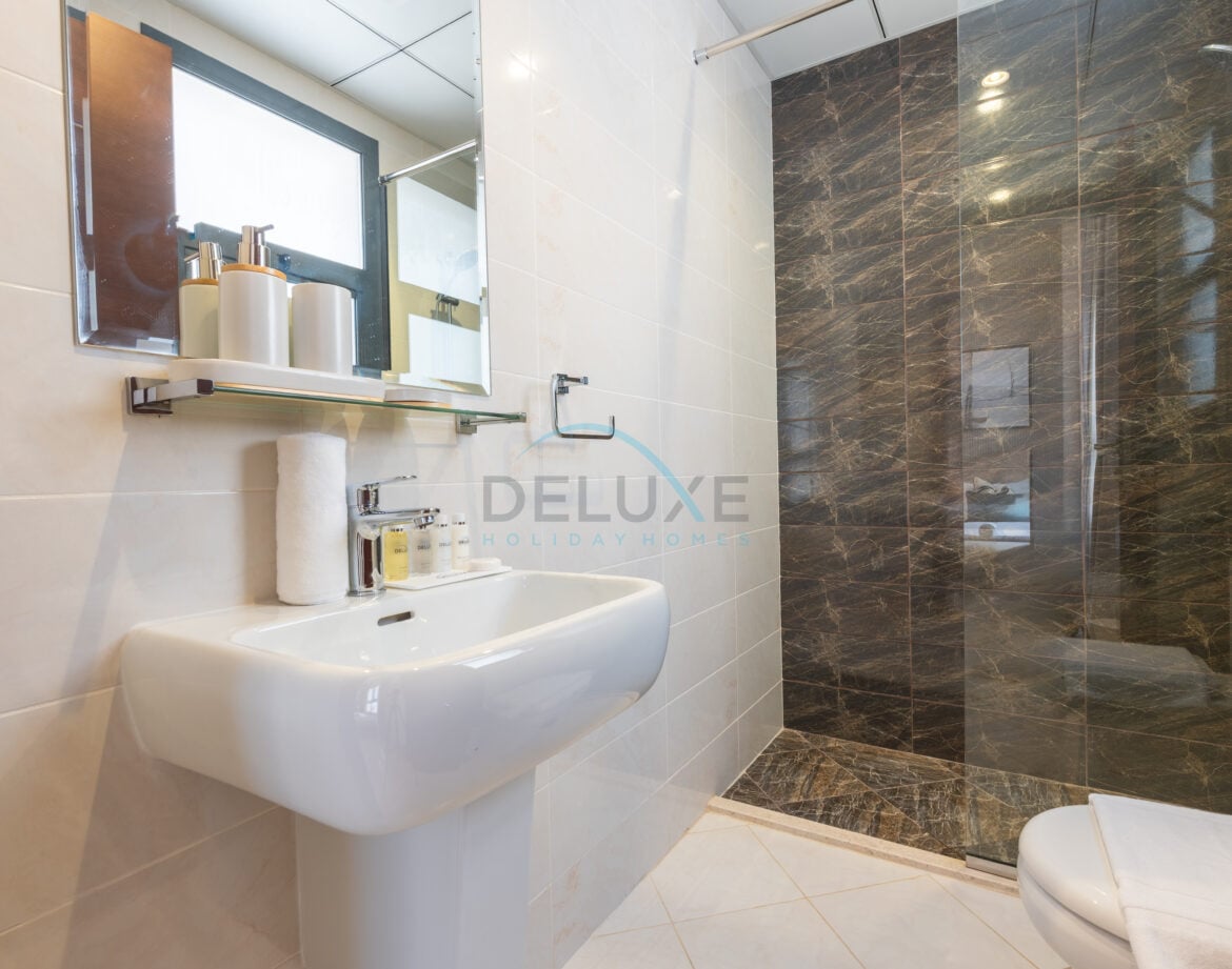 Modern 4BR with Assistant Room Retreat Villa, Facing Sea and Mountain Views, BBQ and Spacious Backyard, Al Dana Island — photo 32