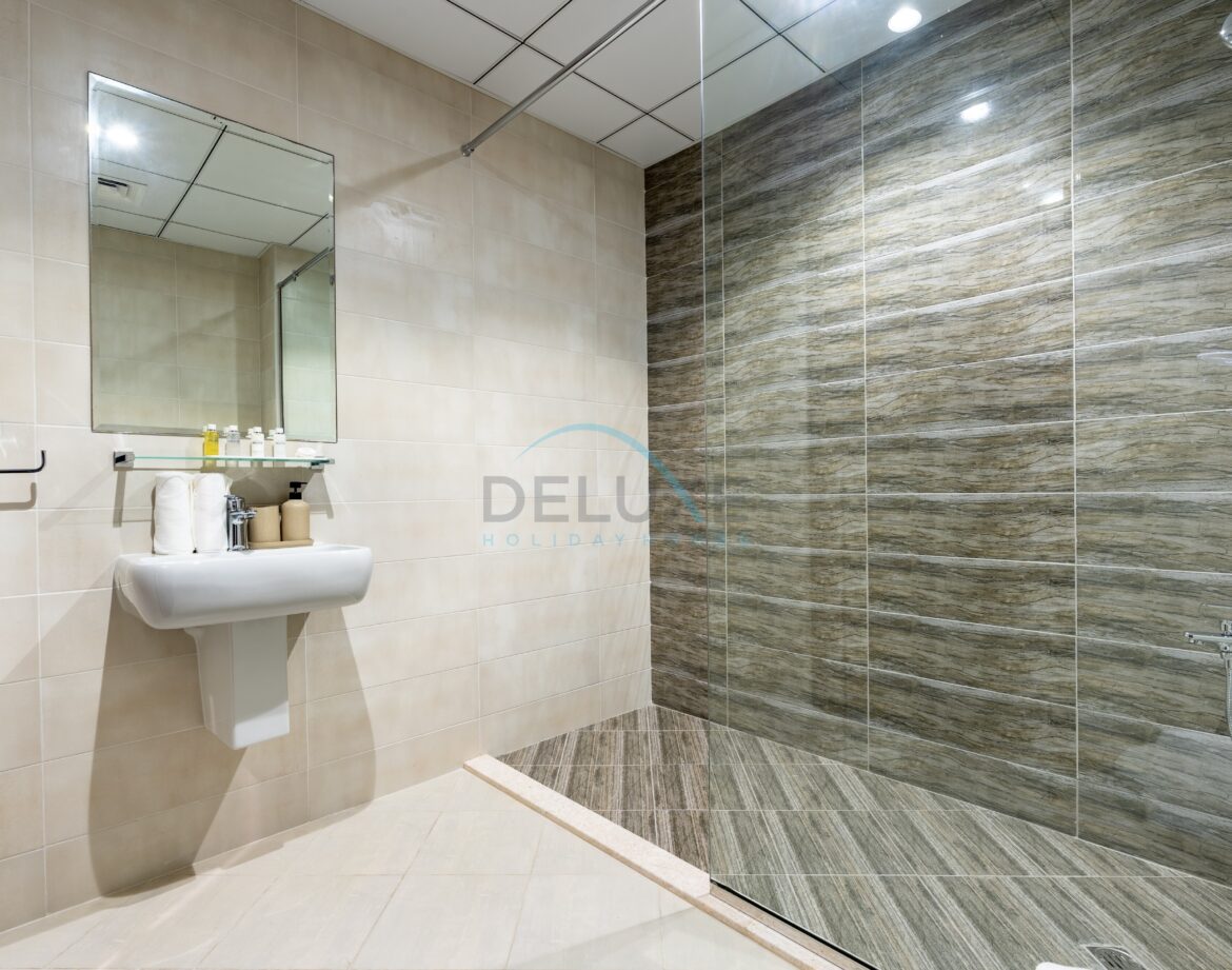Contemporary 4BR Villa with Assistant & Driver Rooms, Gulf Views, BBQ and Outdoor Lounge, Al Dana Island — photo 35