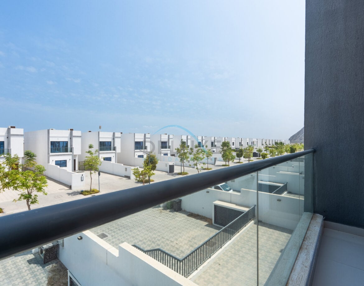 Sea and Mountain Views 4BR Plus Assistant Room with Own Kids’ Play Area, Spacious Outdoor Lounge and BBQ, Al Dana Island — photo 38