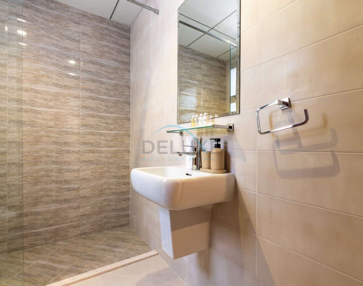 Contemporary 4BR Villa with Assistant & Driver Rooms, Gulf Views, BBQ and Outdoor Lounge, Al Dana Island — photo 40