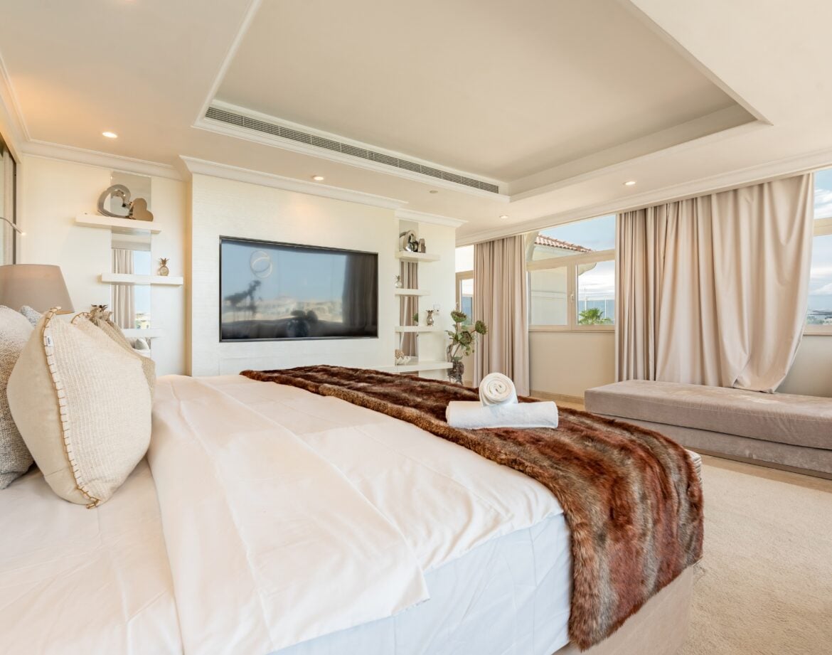 Beachfront 6BR Villa with Two Assistant Rooms, Thatched Poolside Cabana, Private Pool, BBQ Area & Private Beach Access in Frond P — photo 32