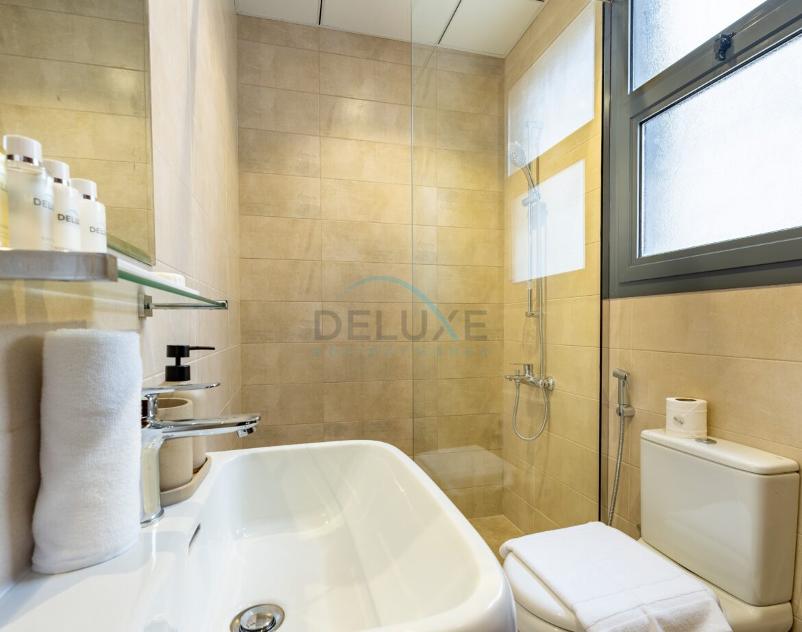 Contemporary 4BR Villa with Assistant & Driver Rooms, Gulf Views, BBQ and Outdoor Lounge, Al Dana Island — photo 49