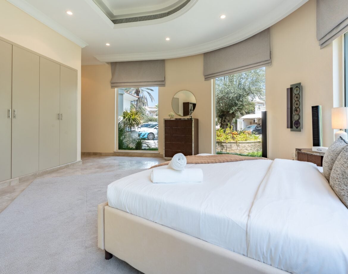 Beachfront 6BR Villa with Two Assistant Rooms, Thatched Poolside Cabana, Private Pool, BBQ Area & Private Beach Access in Frond P — photo 53