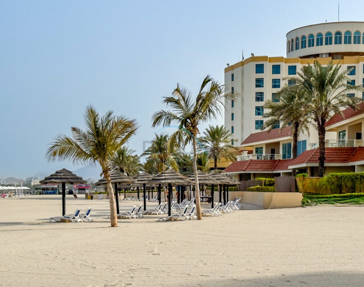 Peaceful 1BR with Spacious Balcony and Private Beach Access, Just a Short Drive from Khorfakkan Waterfall & Al Rafisah Dam, Khor Fakkan Resort — photo 24